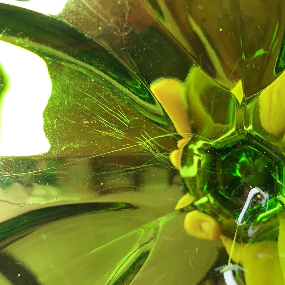 Vintage L. E. Smith emerald green scalloped handkerchief pedestal dish - Picture 9 of 10